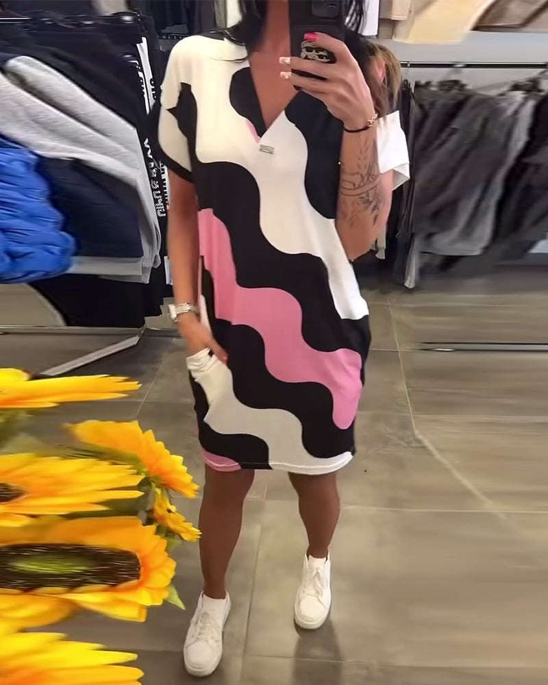 Obleka z V-izrezom in valovitim vzorcem-SI