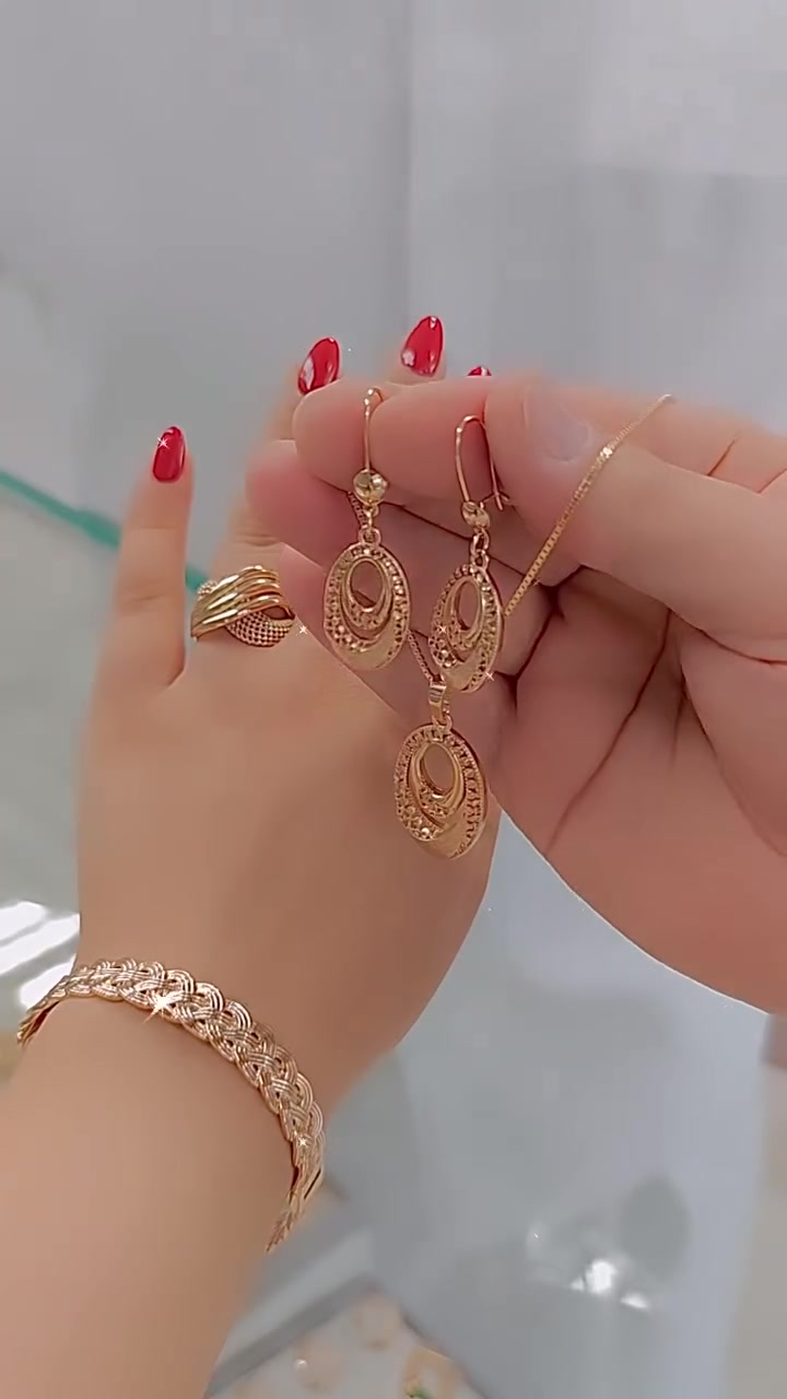 Un conjunto elegante y versátil compuesto por tres piezas: una pulsera, un anillo y un collar.-ES