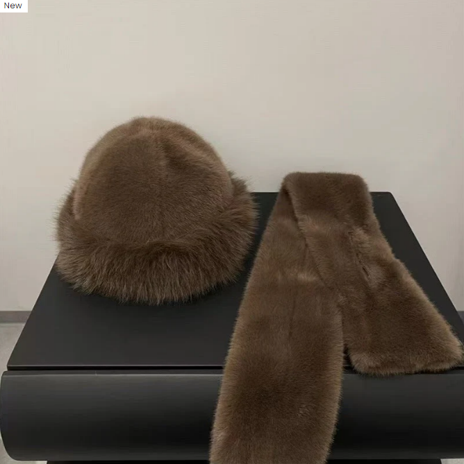 Conjunto de invierno compuesto por una cálida bufanda y un gorro de tejido de felpa grueso.-ES