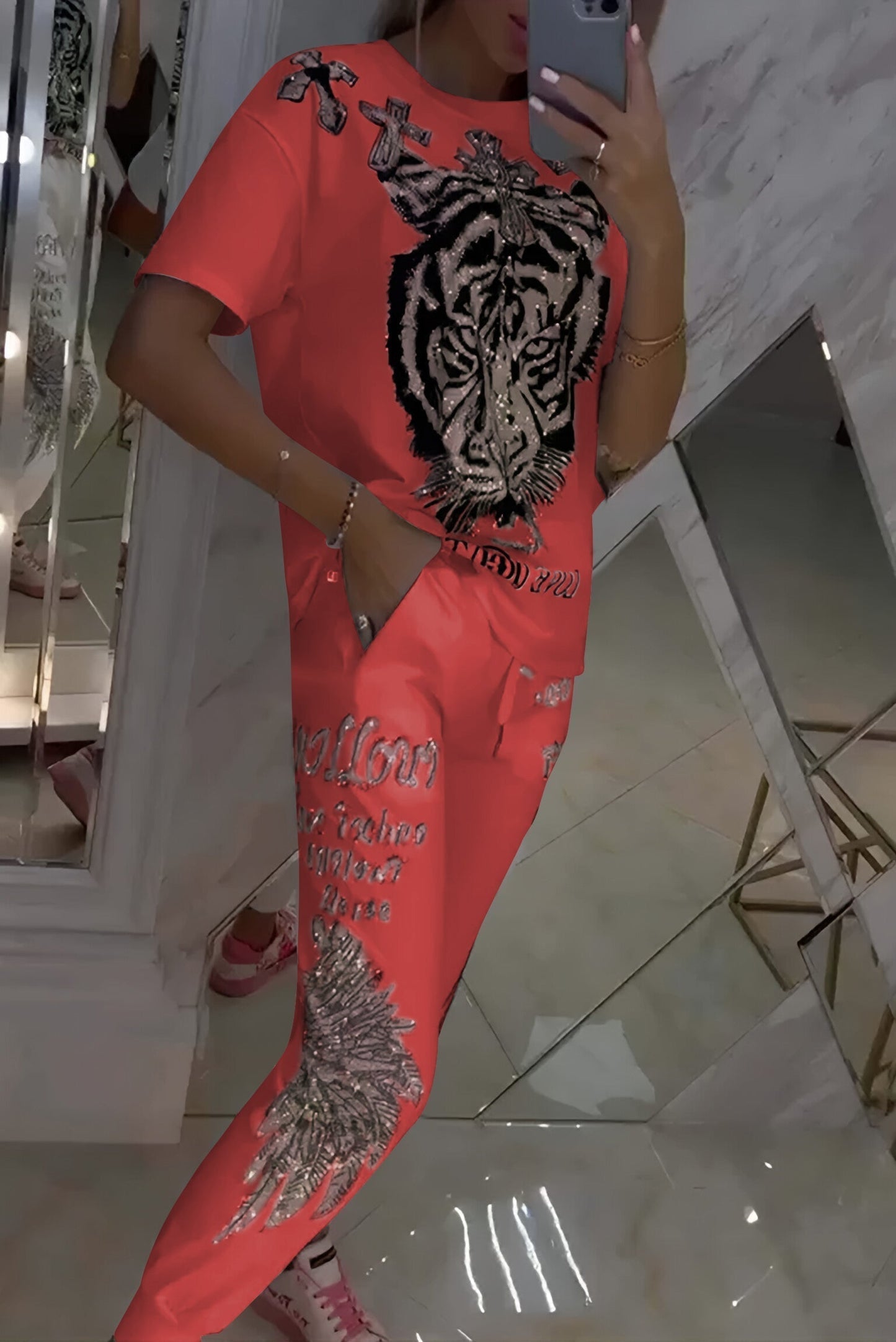 Moteriškas dviejų dalių komplektas: palaidinė ir kelnės su moderniu rombo raštu-LT