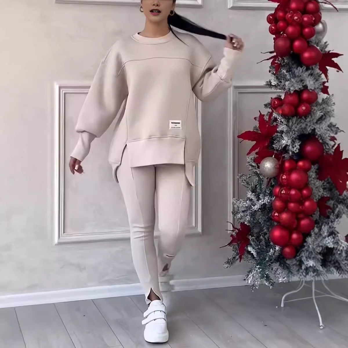 Conjunto irregular compuesto por sudadera estampada de manga larga y leggings.-ES