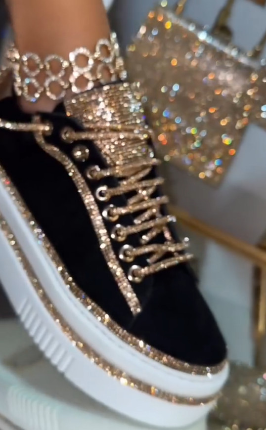 Zapatillas de ante con pedrería y cordones-ES