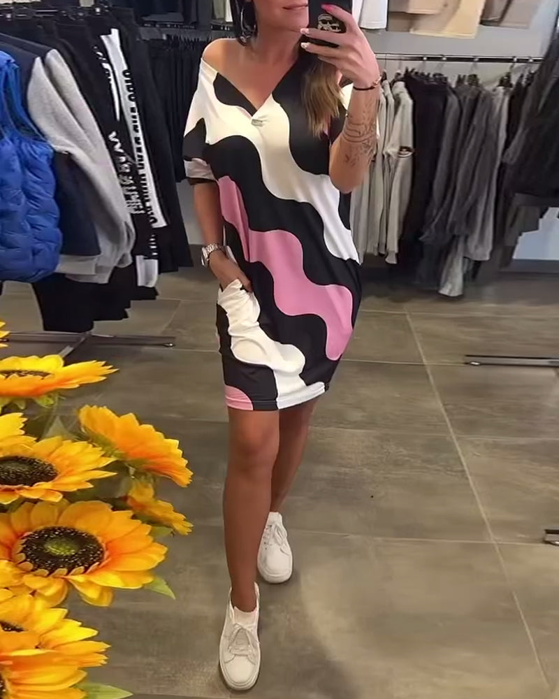 Obleka z V-izrezom in valovitim vzorcem-SI