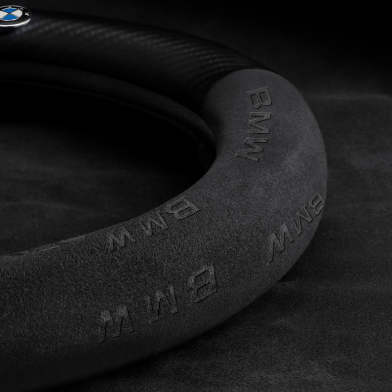 „TrackVibe“ | Juodas anglies pluošto zomšos vairo užvalkalas – neslystantis ir atsparus dilimui-LT