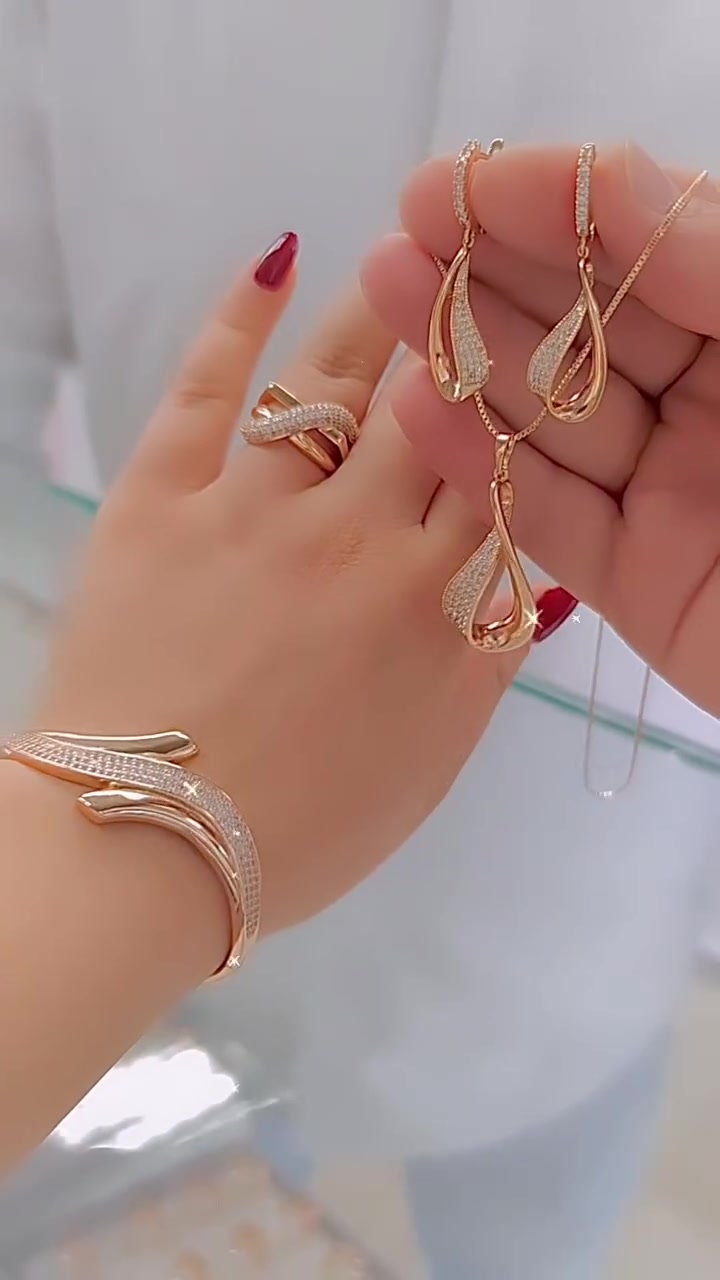 Un conjunto elegante y versátil compuesto por tres piezas: una pulsera, un anillo y un collar.-ES