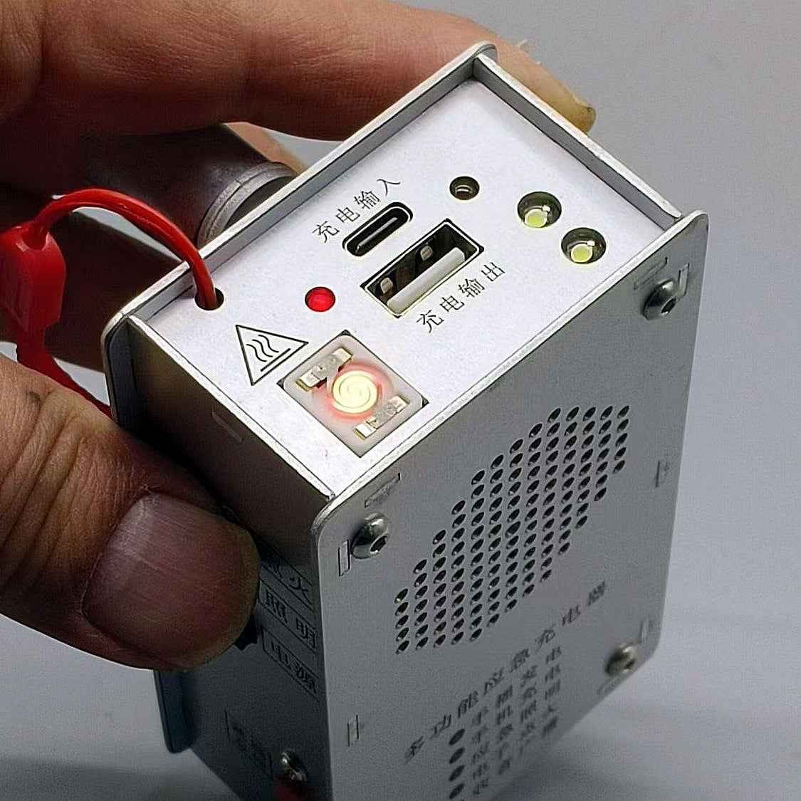 🔋 Σταθμός έκτακτης ανάγκης με χειροκίνητη μανιβέλα – Φακός, αναπτήρας και power bank (1000mAh)-GR