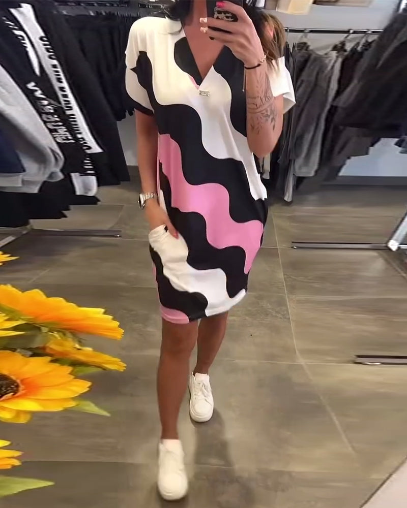 Obleka z V-izrezom in valovitim vzorcem-SI