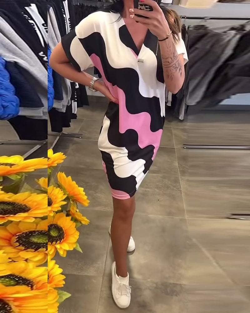 Obleka z V-izrezom in valovitim vzorcem-SI