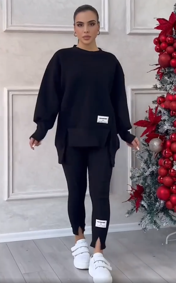 Conjunto irregular compuesto por sudadera estampada de manga larga y leggings.-ES