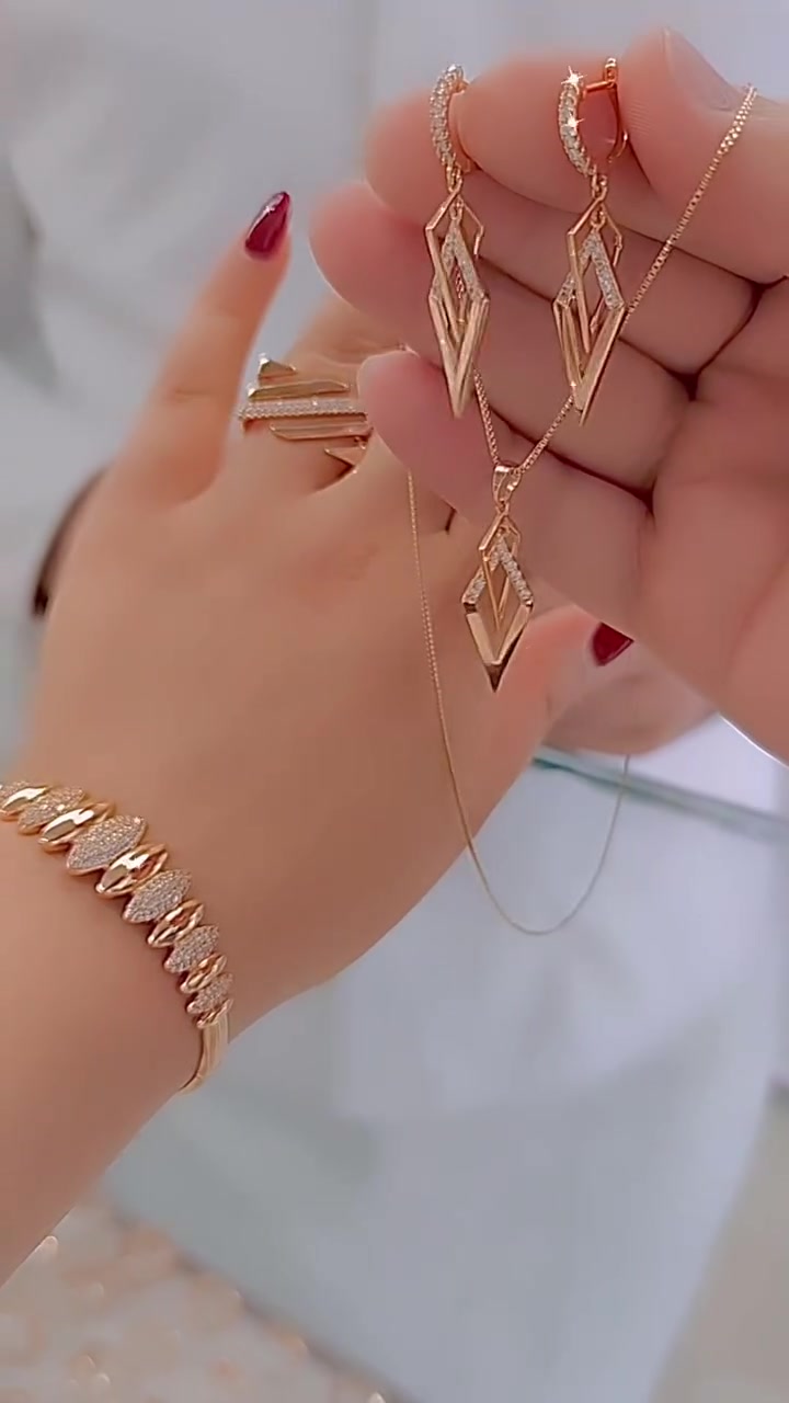 Un conjunto elegante y versátil compuesto por tres piezas: una pulsera, un anillo y un collar.-ES