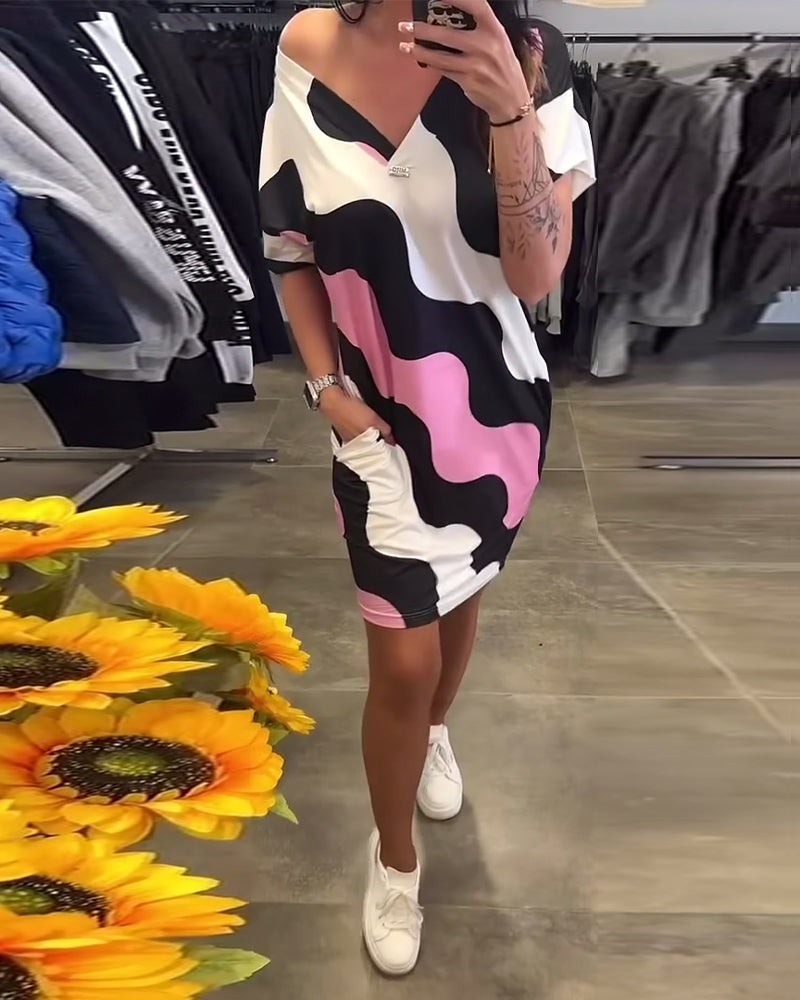 Obleka z V-izrezom in valovitim vzorcem-SI