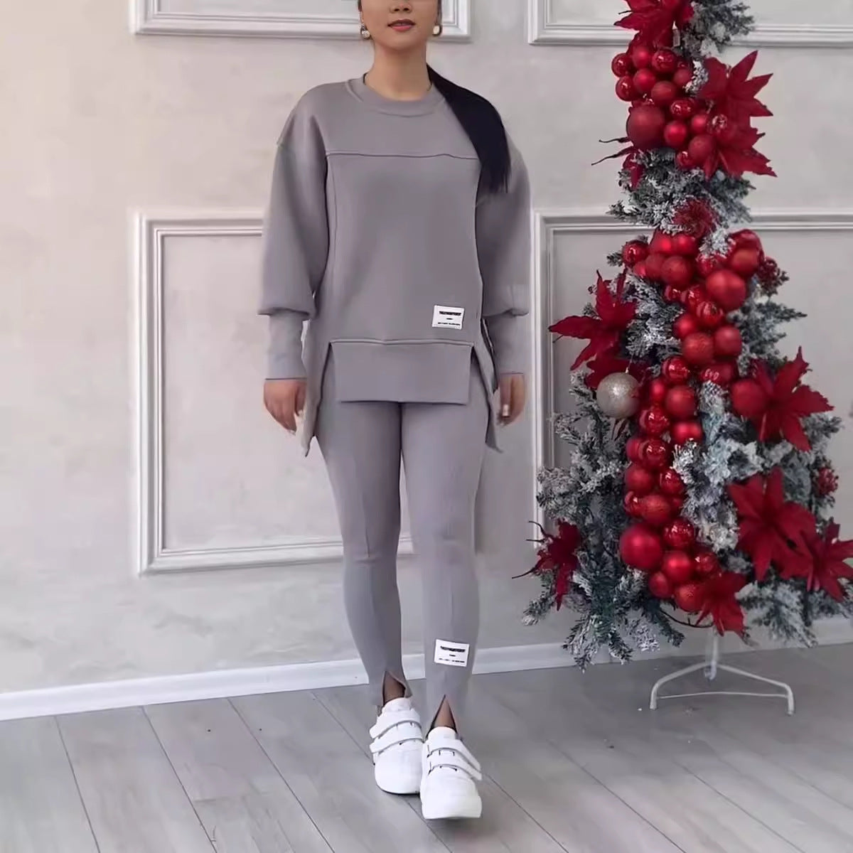 Conjunto irregular compuesto por sudadera estampada de manga larga y leggings.-ES