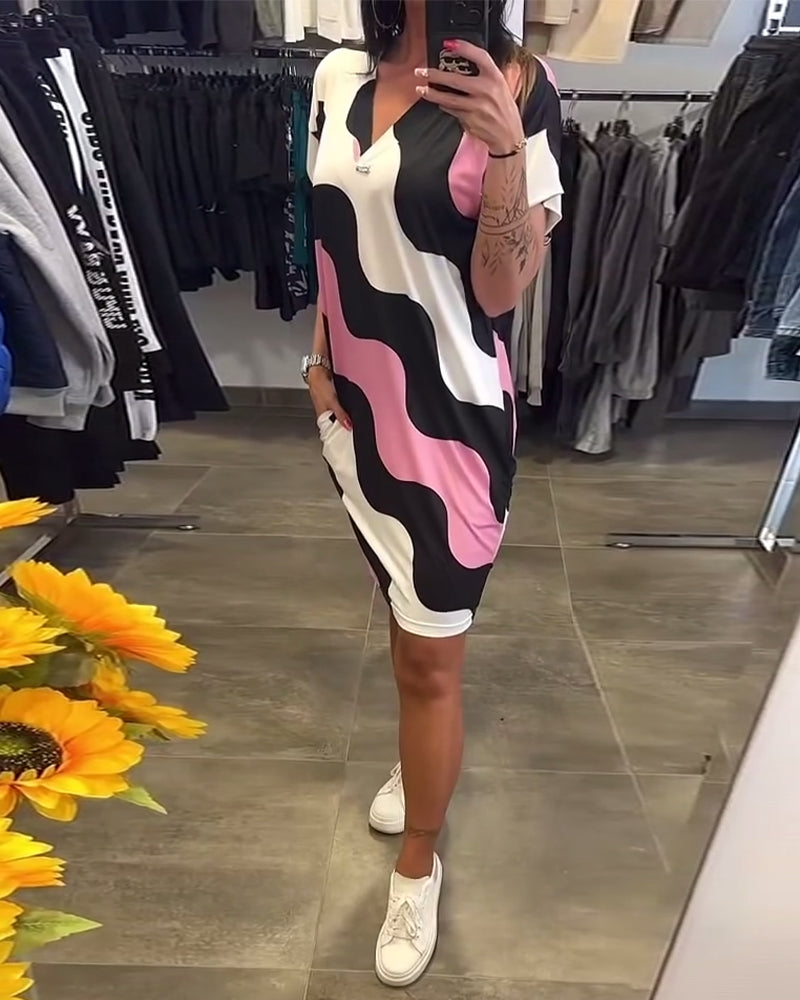 Obleka z V-izrezom in valovitim vzorcem-SI