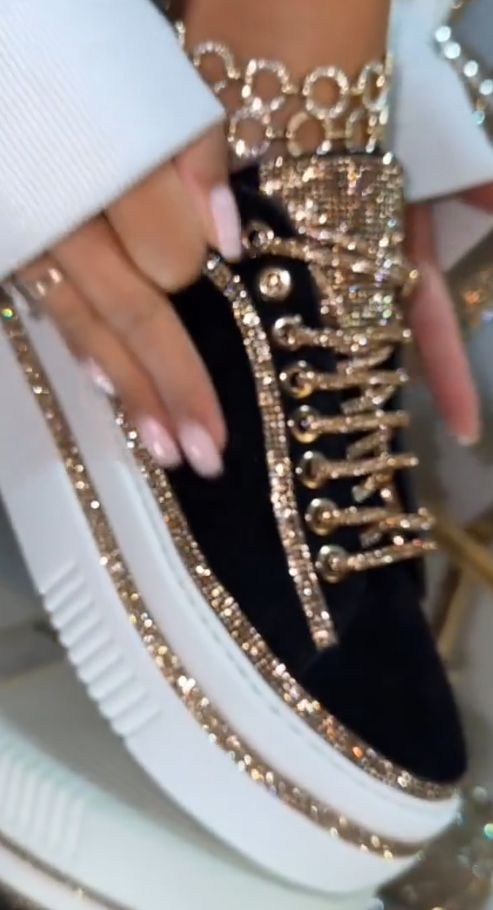 Zapatillas de ante con pedrería y cordones-ES