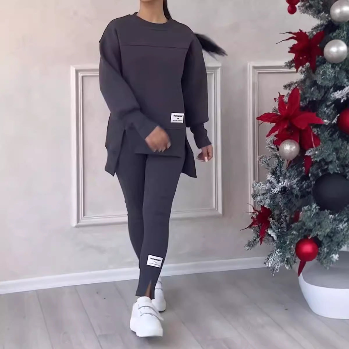 Conjunto irregular compuesto por sudadera estampada de manga larga y leggings.-ES