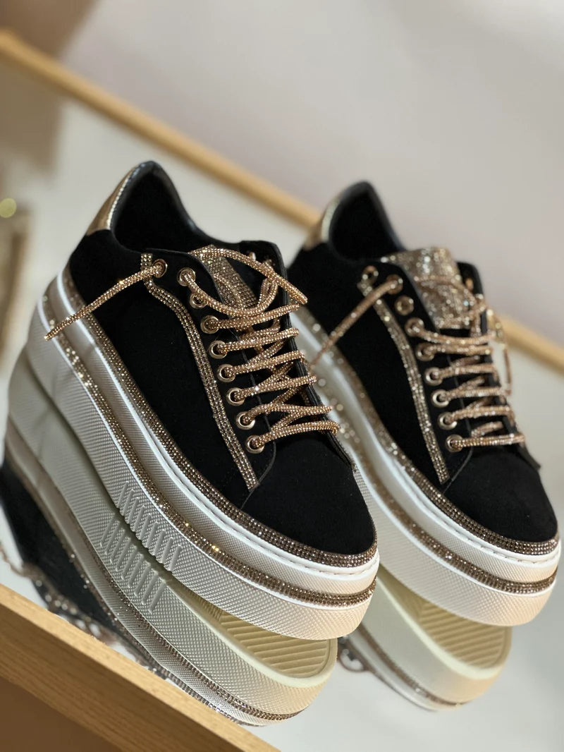 Zapatillas de ante con pedrería y cordones-ES