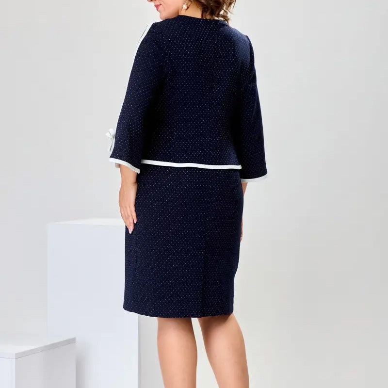 Elegante top con lazo y falda con abertura en la espalda.-ES