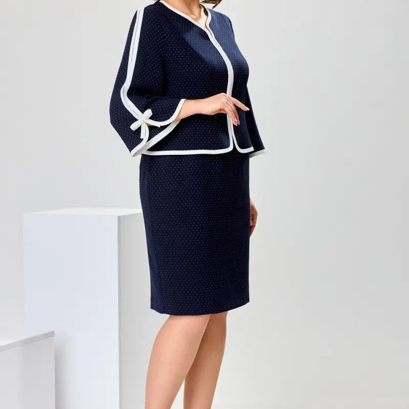 Elegante top con lazo y falda con abertura en la espalda.-ES