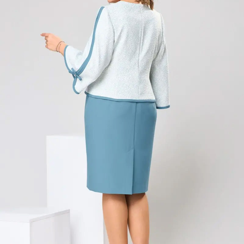 Elegante top con lazo y falda con abertura en la espalda.-ES