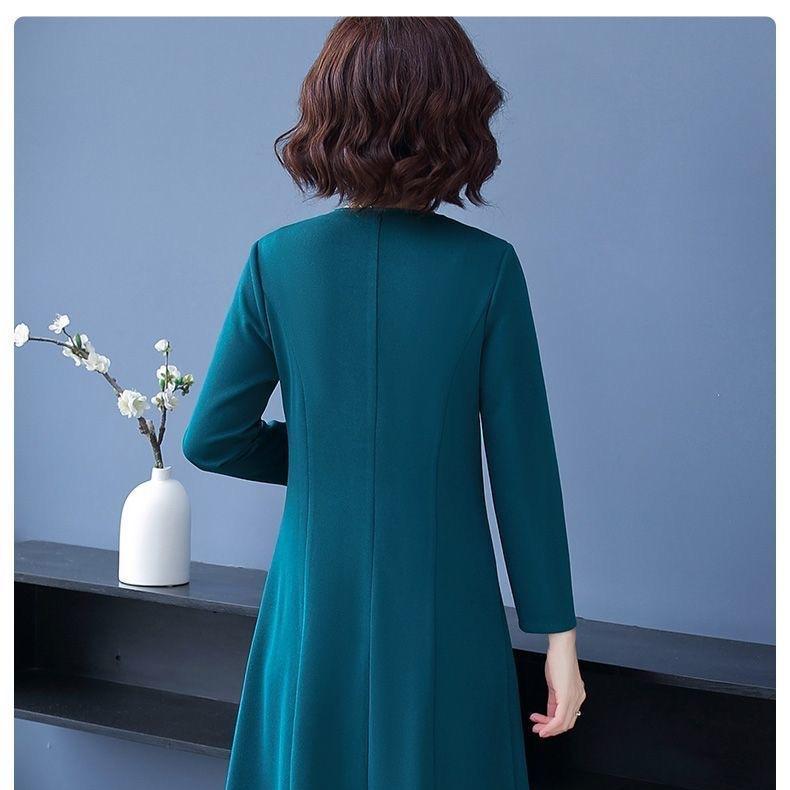 Elegante conjunto de dos piezas para mujer con chaqueta y vestido.-ES