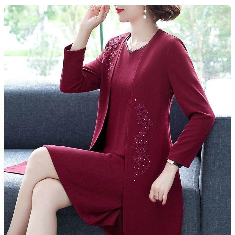 Elegante conjunto de dos piezas para mujer con chaqueta y vestido.-ES